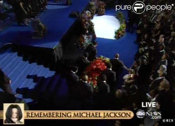 Les frères de Michael Jackson portent son cercueil au Staples Center