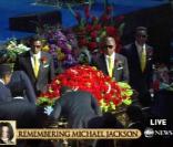 Les frères de Michael Jackson portent son cercueil au Staples Center