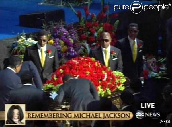 Les frères de Michael Jackson portent son cercueil au Staples Center