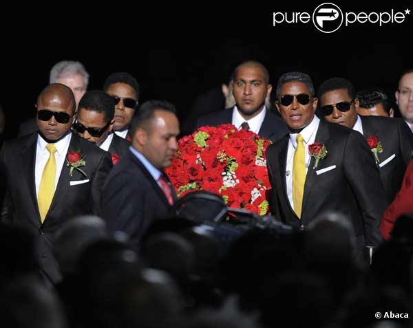 Les frères de Michael Jackson portent le cercueil au Staples Center