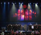 Le choeur de gospel devant le cercueil de Michael au Staples Center...