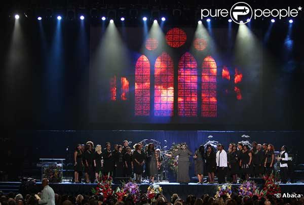 Le choeur de gospel devant le cercueil de Michael au Staples Center...