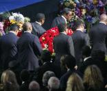 Les frères de Michael Jackson portent son cercueil au Staples Center