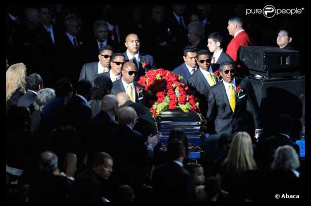 Les frères de Michael Jackson portent son cercueil au Staples Center