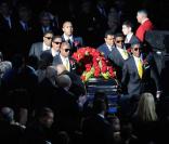Les frères de Michael Jackson portent son cercueil au Staples Center