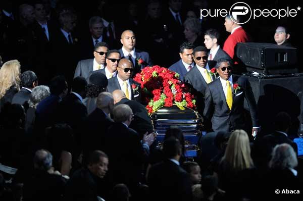 Les frères de Michael Jackson portent son cercueil au Staples Center
