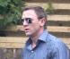 Daniel Craig, sous une pluie déferlante... mais il n'arbore pas de bague de marié ! Quelle déception !