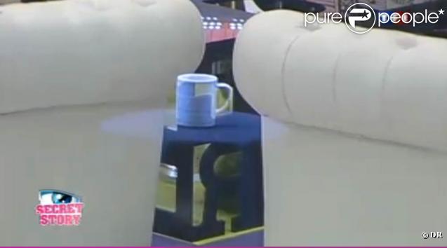 Le miroir des apparitions donne des indices : que signifie ce mug ? 
