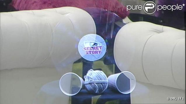 Le Miroir des Apparitions laisse apparaître un 33 tours et des gobelets reliés une bobine de fil : le secret de Nicolas !
