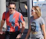 Kevin Dillon passe du bon temps en compagnie d'une jolie fille, entre deux scènes durant le tournage de la série Entourage