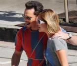 Kevin Dillon passe du bon temps en compagnie d'une jolie fille, entre deux scènes durant le tournage de la série Entourage