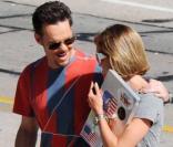Kevin Dillon passe du bon temps en compagnie d'une jolie fille, entre deux scènes durant le tournage de la série Entourage