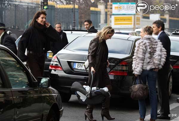 Cécilia Attias à Paris le 16 décembre avec son petit-fils Augustin, en compagnie de Richard Attias