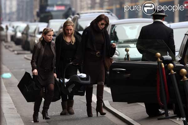 Cécilia Attias à Paris le 16 décembre avec son petit-fils Augustin, en compagnie de Richard Attias