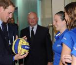 Le prince William rencontre l'équipe féminine de water polo britannique, avec l'ancienne joueuse Joanna Wray