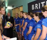 Le prince William rencontre l'équipe féminine de water polo britannique, avec l'ancienne joueuse Joanna Wray