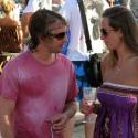 James Blunt : la belle vie à Ibiza ! Les pieds dans le sable, un verre à la main et... une jolie brune pour compagnie !