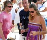 James Blunt en vacances à Ibiza avec des amis