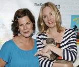 Marcia Gay Harden et Hope Davis le 11 juillet 2009 lors de la 11e édition de ''Broadway Barks'' à New York qui lutte pour les animaux dans les refuges