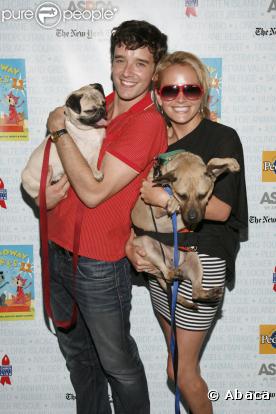Michael Urie et Becki Newton le 11 juillet 2009 lors de la 11e édition de ''Broadway Barks'' à New York qui lutte pour les animaux dans les refuges