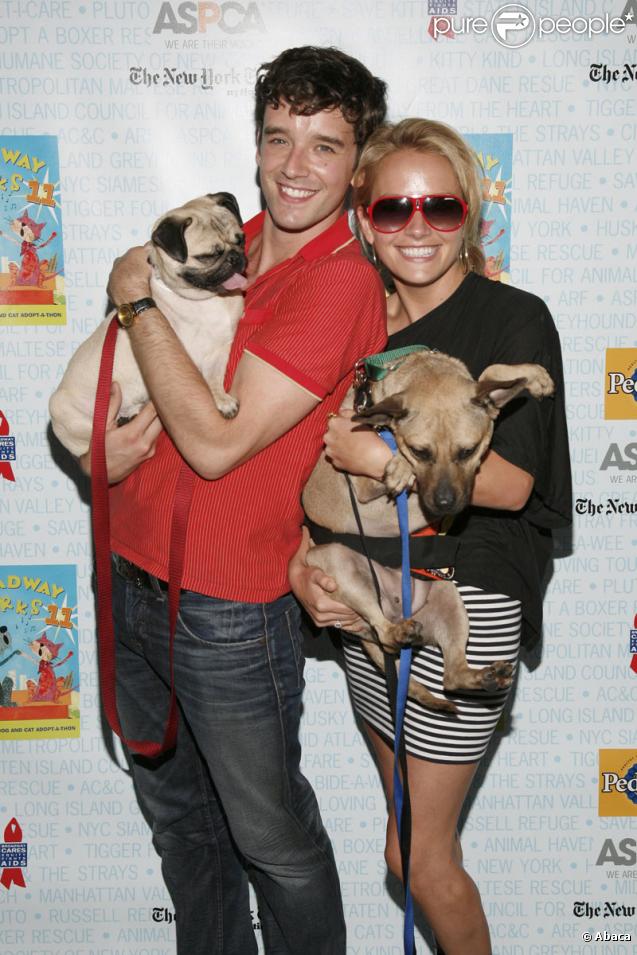 Michael Urie et Becki Newton le 11 juillet 2009 lors de la 11e édition de ''Broadway Barks'' à New York qui lutte pour les animaux dans les refuges
