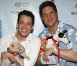 John Tartaglia et Christopher Sieber le 11 juillet 2009 lors de la 11e édition de ''Broadway Barks'' à New York qui lutte pour les animaux dans les refuges