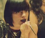 Lily allen dans le clip de  22 