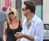 Kate Moss et Jamie Hince font du shopping chez Prada à Paris le 30 juin 2009