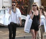 Kate Moss et Jamie Hince font du shopping chez Prada à Paris le 30 juin 2009