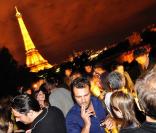 Grosse fête face à la Tour Eiffel, à l'occasion de l'exposition 