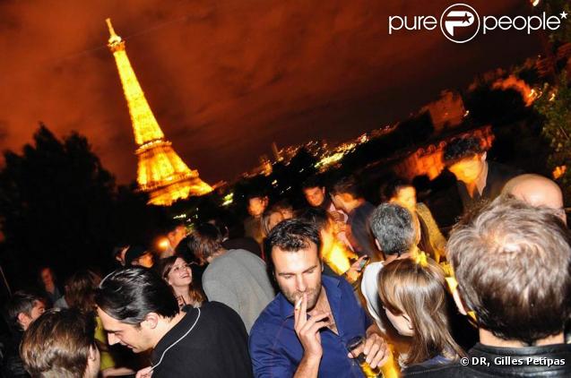 Grosse fête face à la Tour Eiffel, à l'occasion de l'exposition 