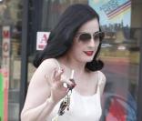 Dita Von Teese à la sortie d'un salon de manucure à West Hollywood le 8 juillet 2009