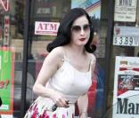 Dita Von Teese à la sortie d'un salon de manucure à West Hollywood le 8 juillet 2009