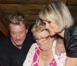 Johnny et Laeticia Hallyday entourant Eliette, la grand-mère de cette dernière lors de la soirée qui a suivi le baptême de Joy le 5 juillet 2009 à Gstaad