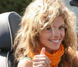 AnnaLynne McCord fait un concours de belles carrosseries avec sa voiture...