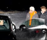 Laeticia est encouragée par son mari avant de prendre le volant de la Audi