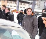 C'est au tour de Laeticia de venir soutenir Johnny avant qu'il ne parte sur le circuit de glace de Val d'Isère