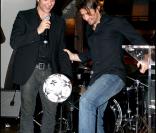 David Hallyday et Bixente Lizarazu jouent avec un ballon qui sera vendu pour l'Unicef