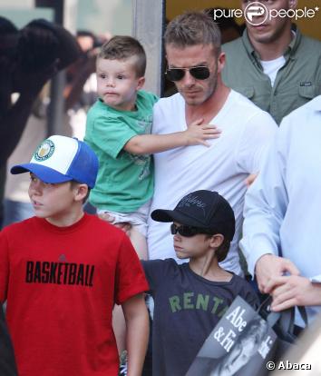 David Beckham et ses trois fils, Brooklyn (10 ans), Romeo (6 ans) et Cruz (4 ans), à The Grove, le 23 juillet 2009