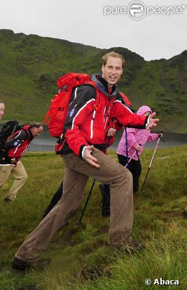 Le Prince William, parrain de l'association Centrepoint et de celle du sauvetage en montagne en Angleterre et au Pays de Galles lors d'une randonnée à Cumbria le 24 juillet 2009, avec des jeunes sans-domicile et des bénévoles