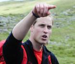 Le Prince William, parrain de l'association Centrepoint et de celle du sauvetage en montagne en Angleterre et au Pays de Galles lors d'une randonnée à Cumbria le 24 juillet 2009, avec des jeunes sans-domicile et des bénévoles