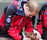 Le Prince William, parrain de l'association Centrepoint et de celle du sauvetage en montagne en Angleterre et au Pays de Galles lors d'une randonnée à Cumbria le 24 juillet 2009, avec des jeunes sans-domicile et des bénévoles