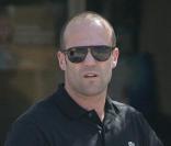 Jason Statham et sa petite amie accompagnée de son bébé se promènent à Malibu le 23 juillet 2009