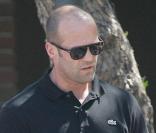Jason Statham et sa petite amie accompagnée de son bébé se promènent à Malibu le 23 juillet 2009
