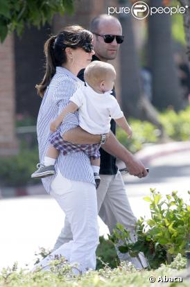 Jason Statham et sa petite amie accompagnée de son bébé se promènent à Malibu le 23 juillet 2009