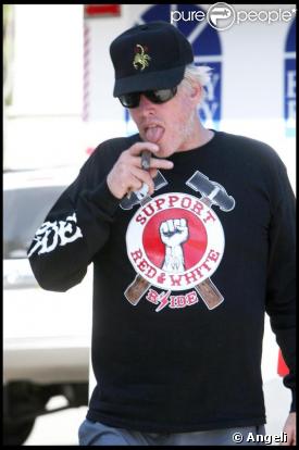 Gary Busey se balade à Los Angeles et fume tranquillement son cigare. Juillet 2009