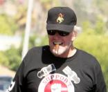 Gary Busey se balade à Los Angeles et fume tranquillement son cigare. Juillet 2009
