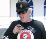 Gary Busey se balade à Los Angeles et fume tranquillement son cigare. Juillet 2009