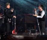 Johnny et David Hallyday donnent tout lors de son concert gratuit au pied de la Tour Eiffel ! 14/07/09