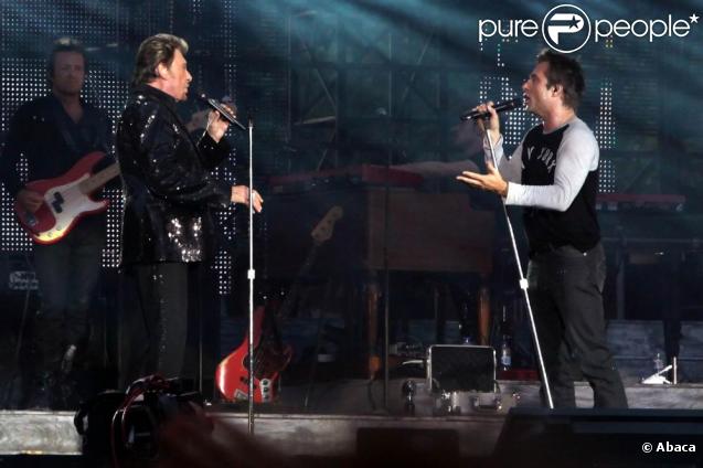 Johnny et David Hallyday donnent tout lors de son concert gratuit au pied de la Tour Eiffel ! 14/07/09